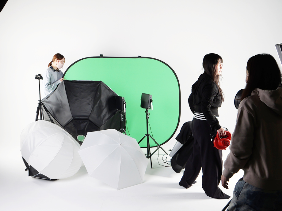 岐阜市最大級の白ホリスタジオ - ストロボ20灯完備